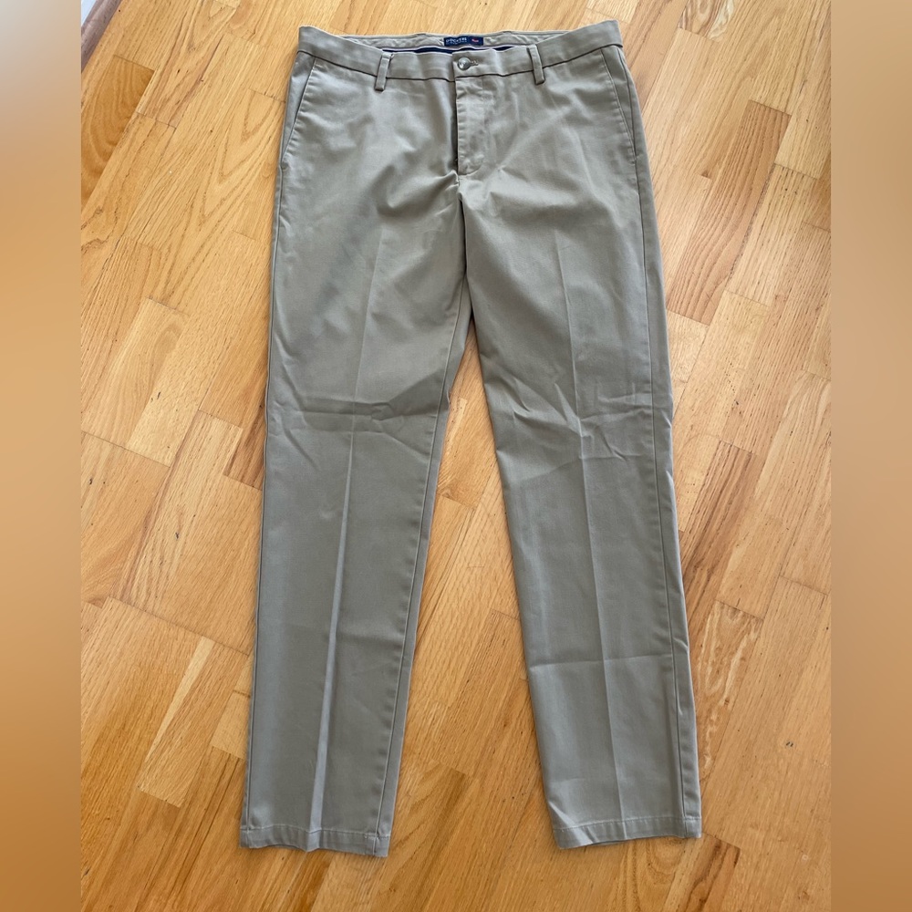 Men’s khaki pants. Docker’s slim. Size W36 x L34.